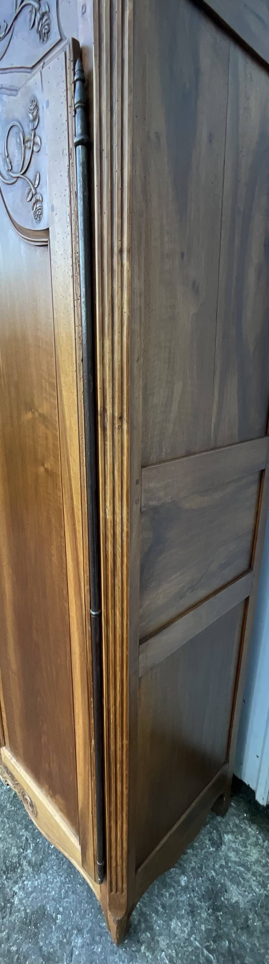 Armoire Louis XV En Noyer Massif, Fin XIXᵉ Siècle