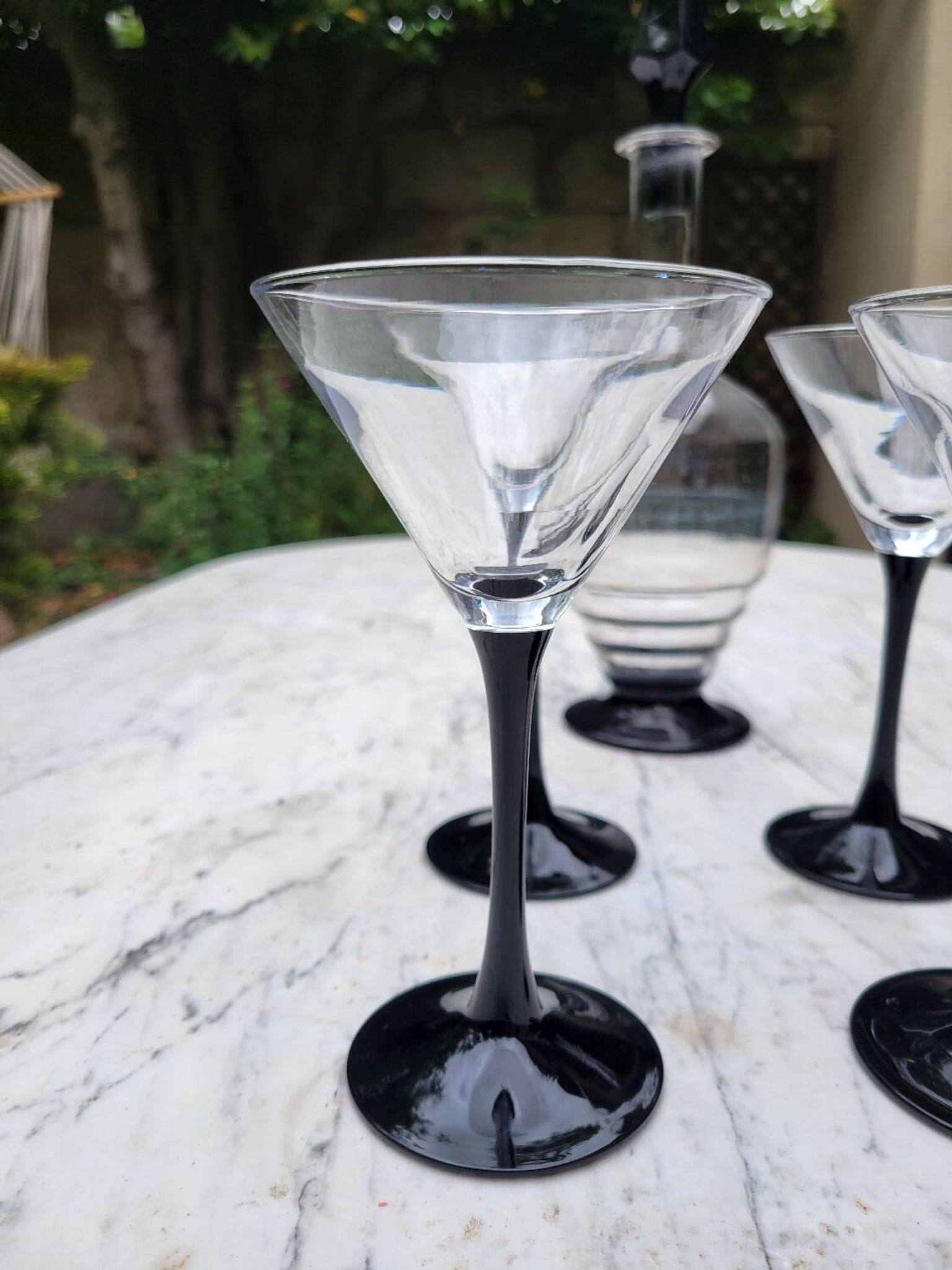 4 verres à cocktail et carafe assortie