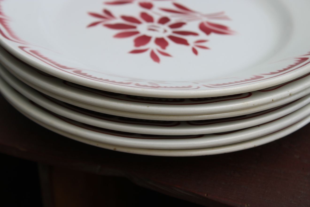 Set of 6 flat ceramic plates