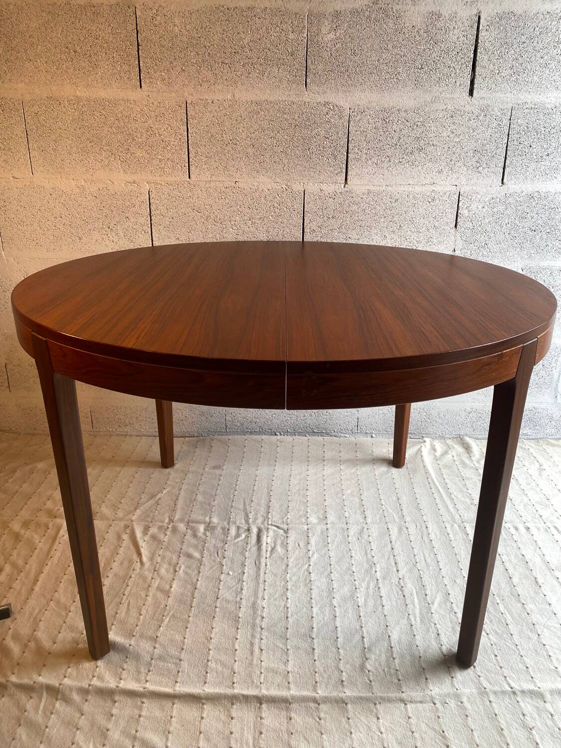 Scandinavian round table