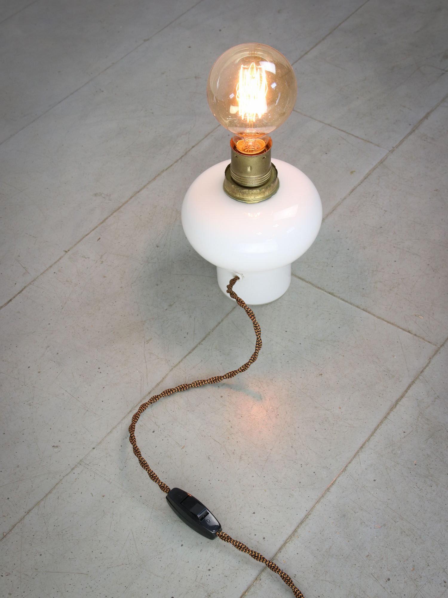 Lampe de table italienne en laiton et opaline du milieu du siècle