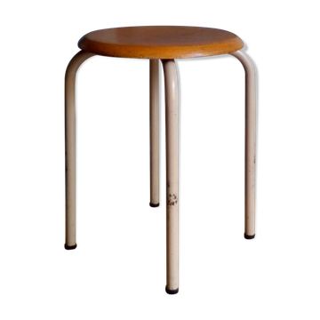Workshop stool feet in metal tubes