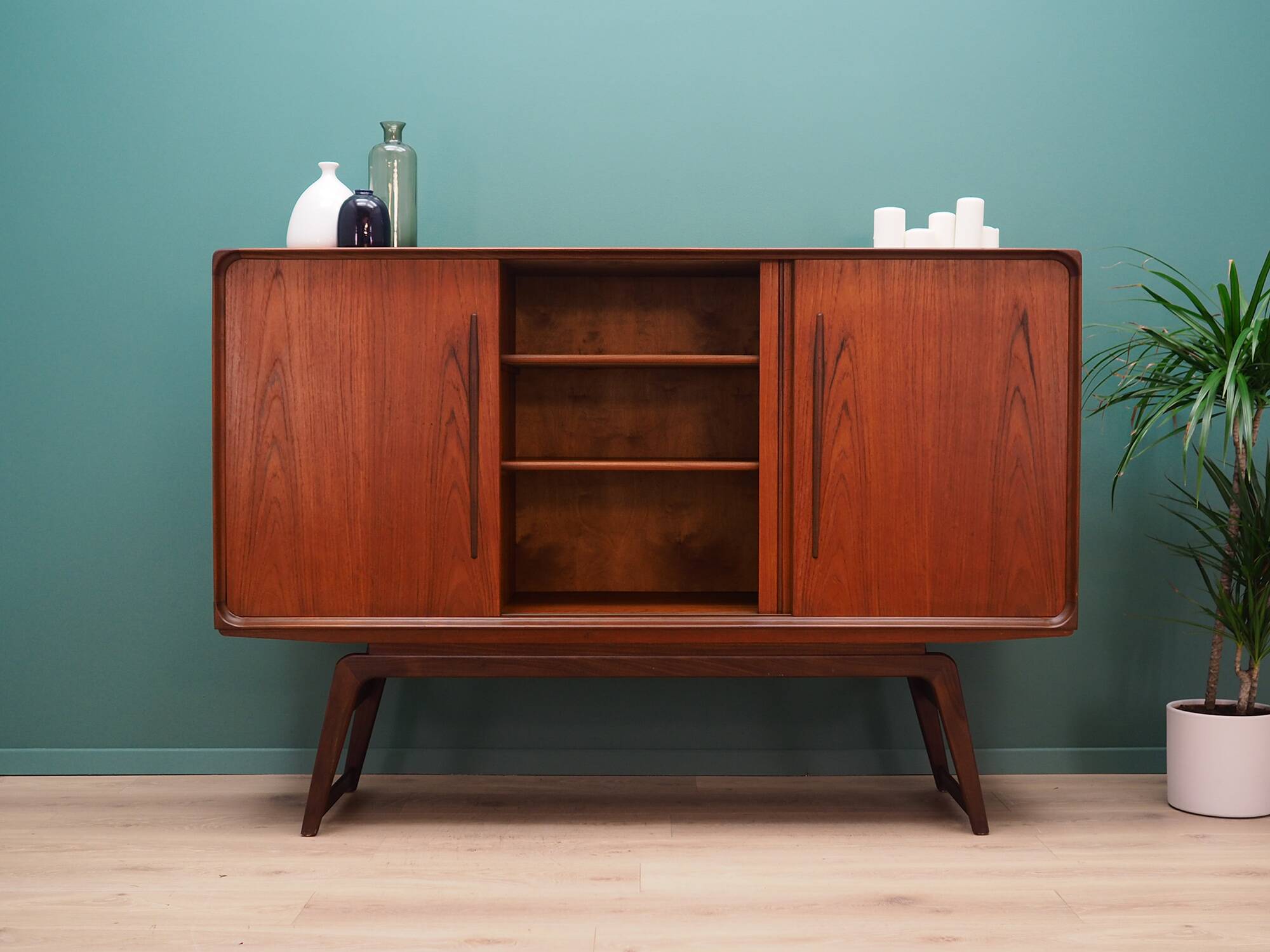 Buffet haut en teck, design danois, années 1960