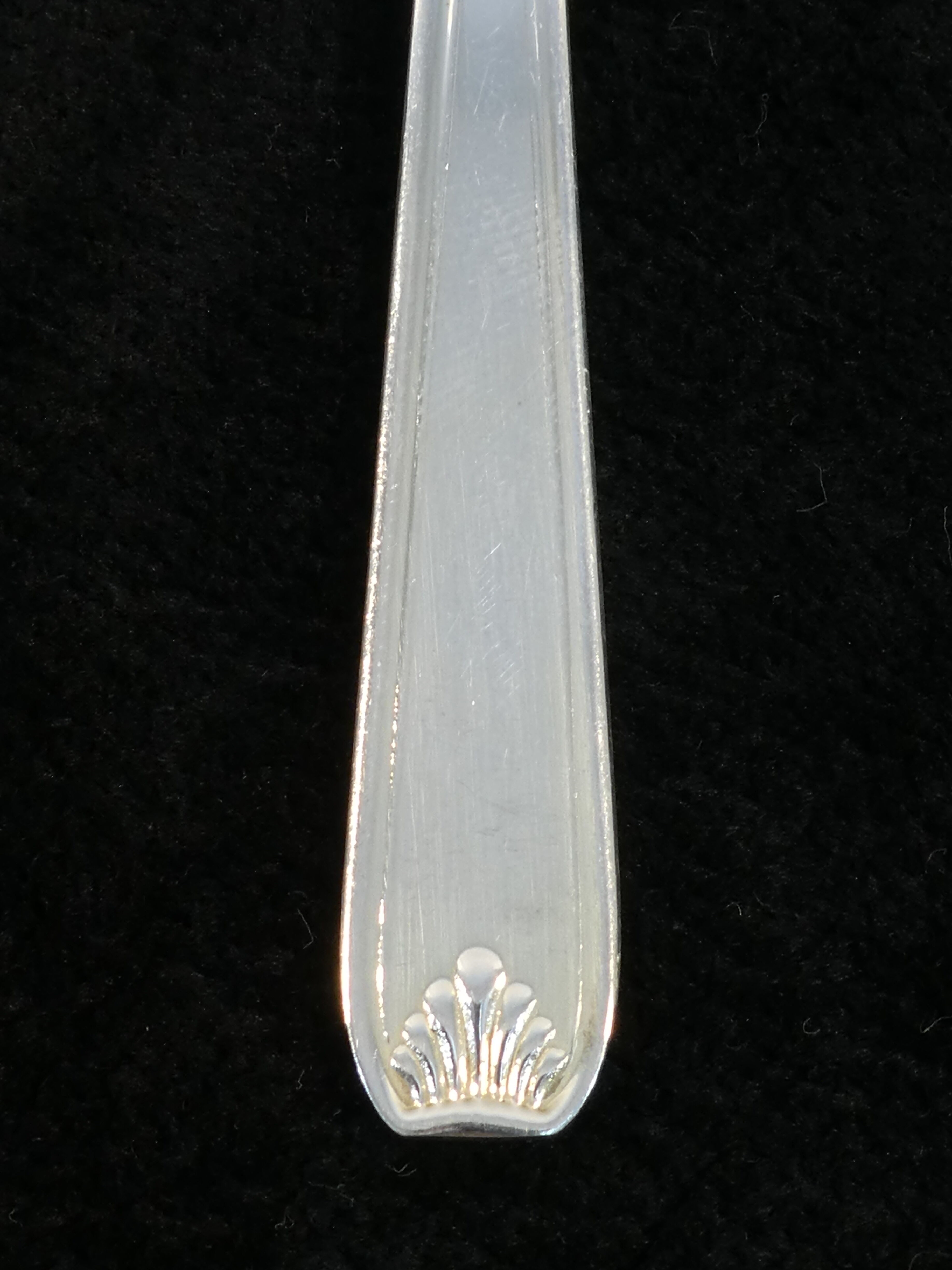 12 forks with silver metal cakes