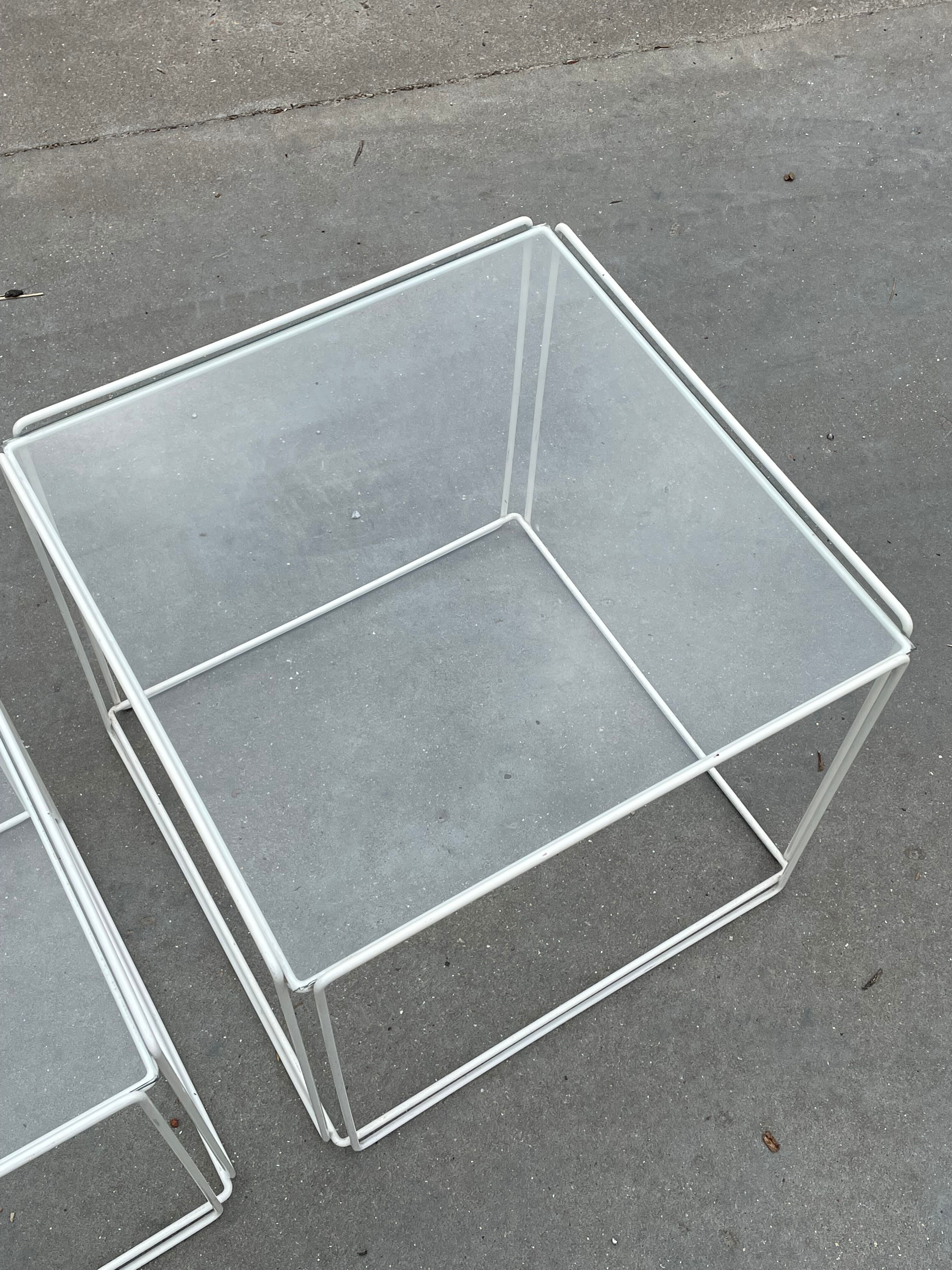 Pull out tables design Max Sauze, édited by Iscocèle