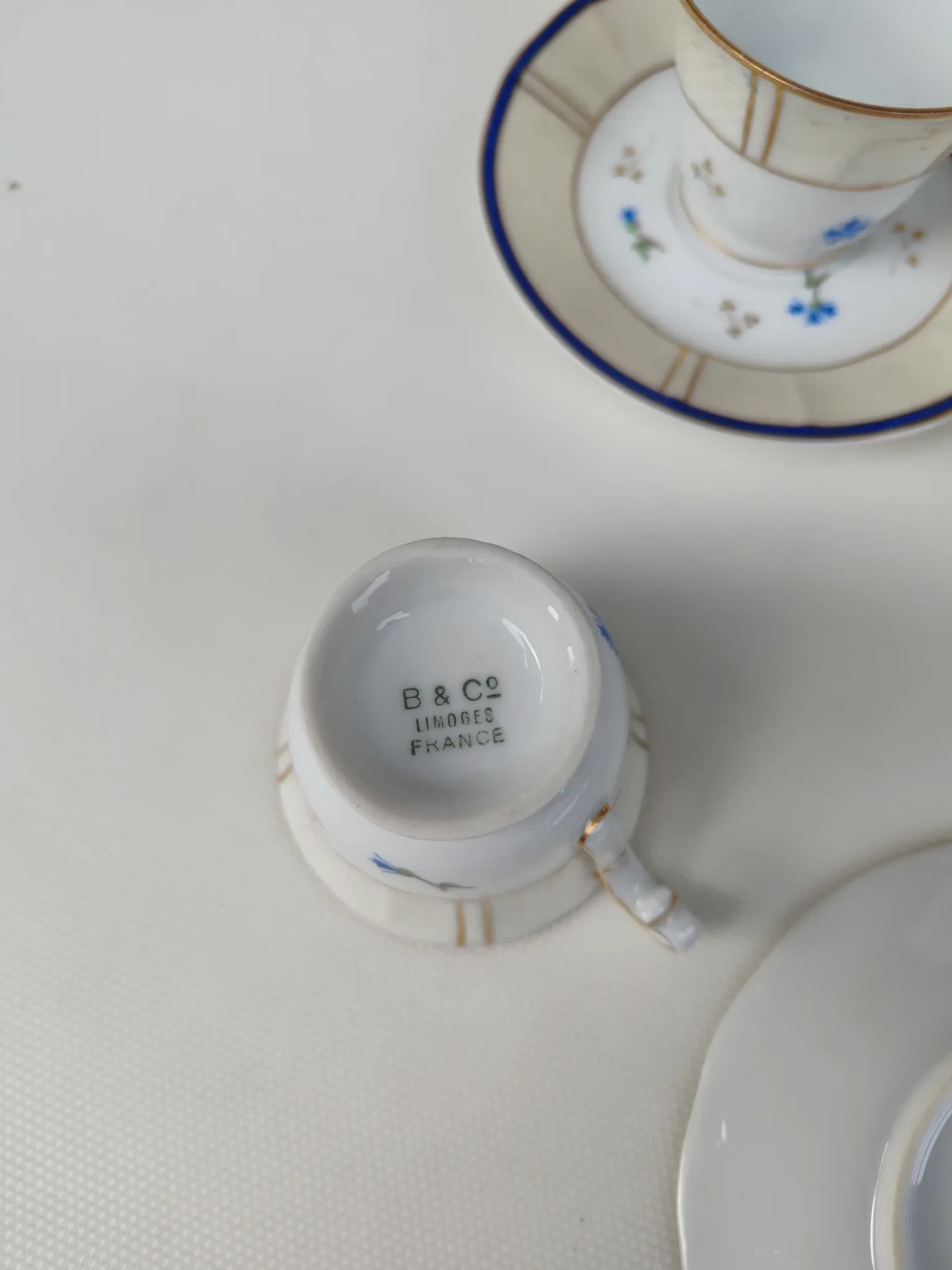 Service à café en porcelaine de Limoges, par Bernardaud. Années 30.