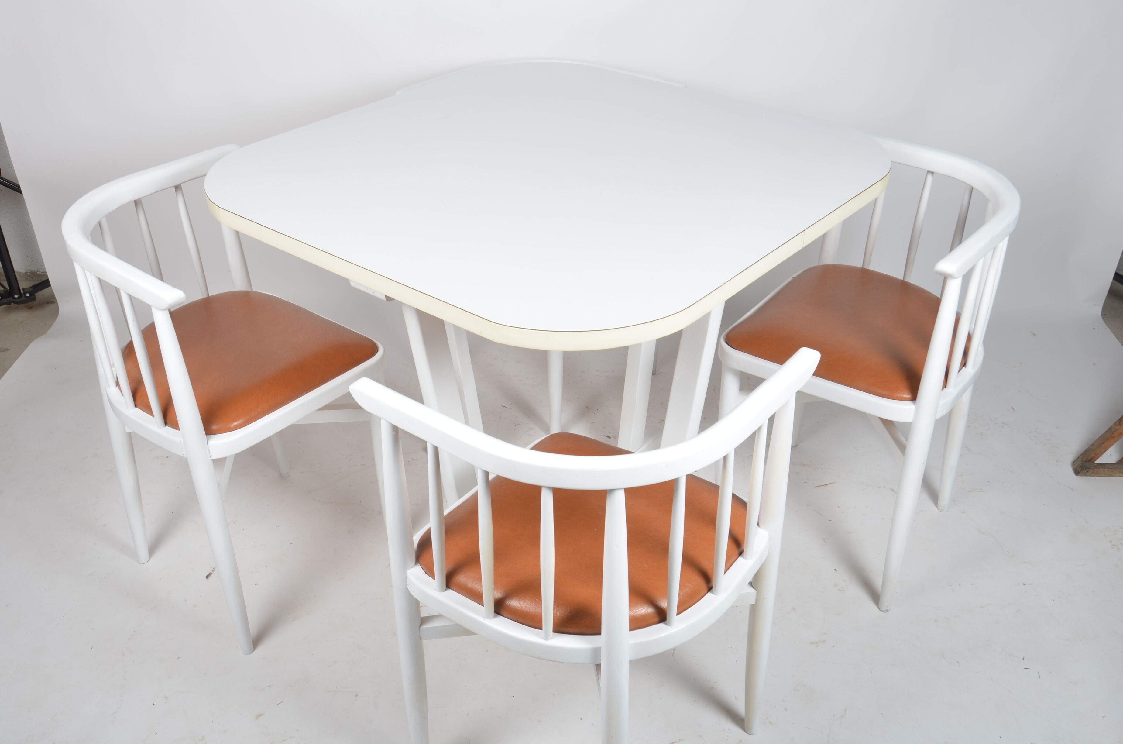 Dining table set and 4 Thonet chairs