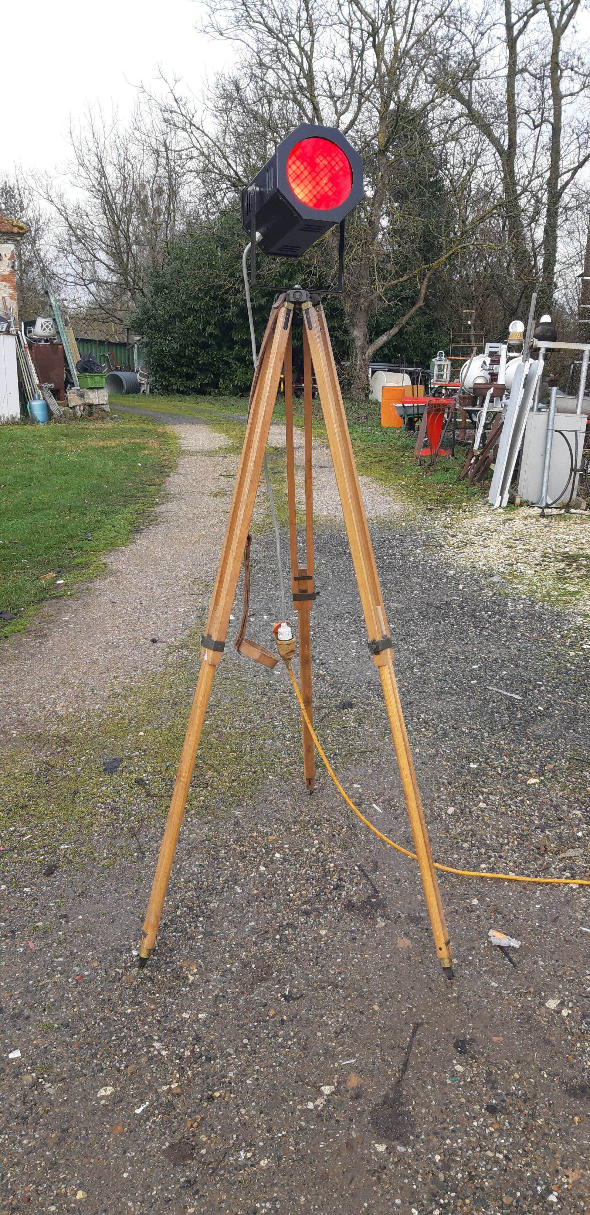 Cinema spot on tripod oak de l'armée