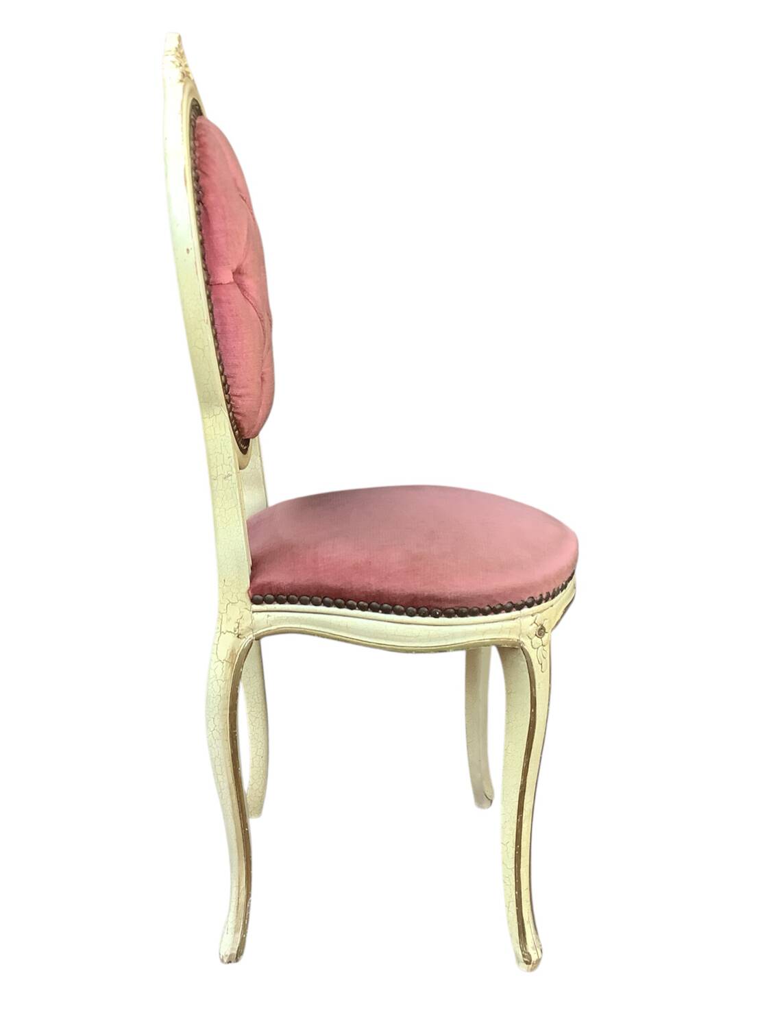 Chaise médaillon vintage – Bois patiné & velours rose poudré