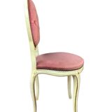 Chaise médaillon vintage – Bois patiné & velours rose poudré