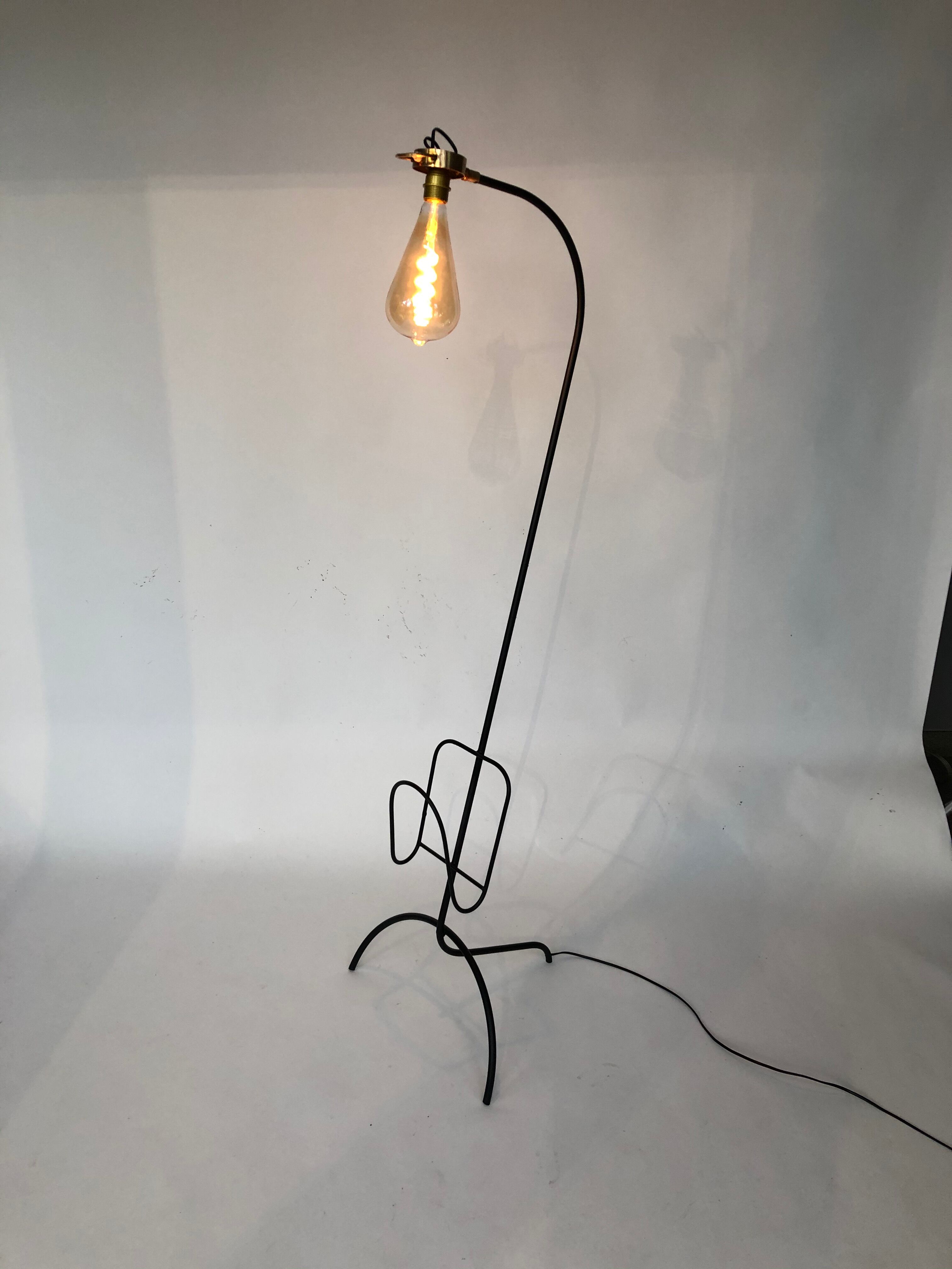 Magazine floor lamp in wrought iron and brass, exposed bulb 1960