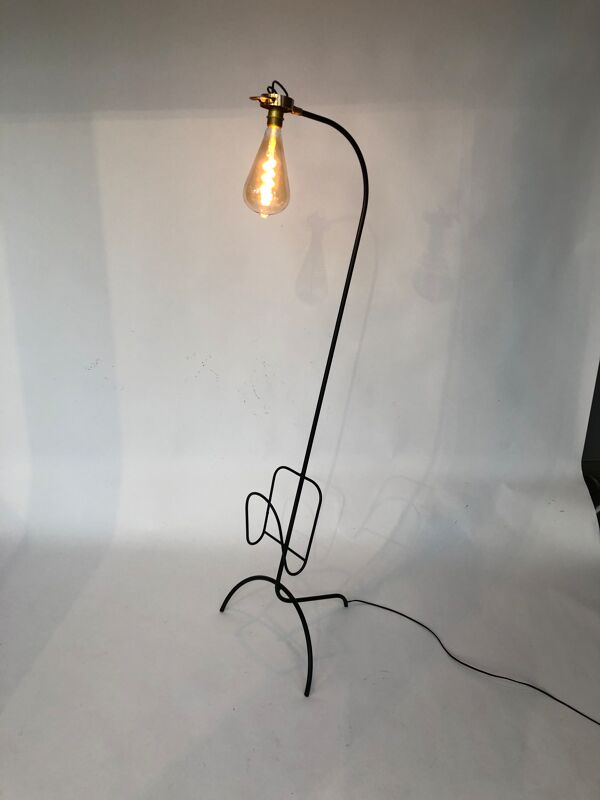 Lampadaire porte revue en fer forgé et et laiton, ampoule apparente 1960