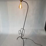 Lampadaire porte revue en fer forgé et et laiton, ampoule apparente 1960
