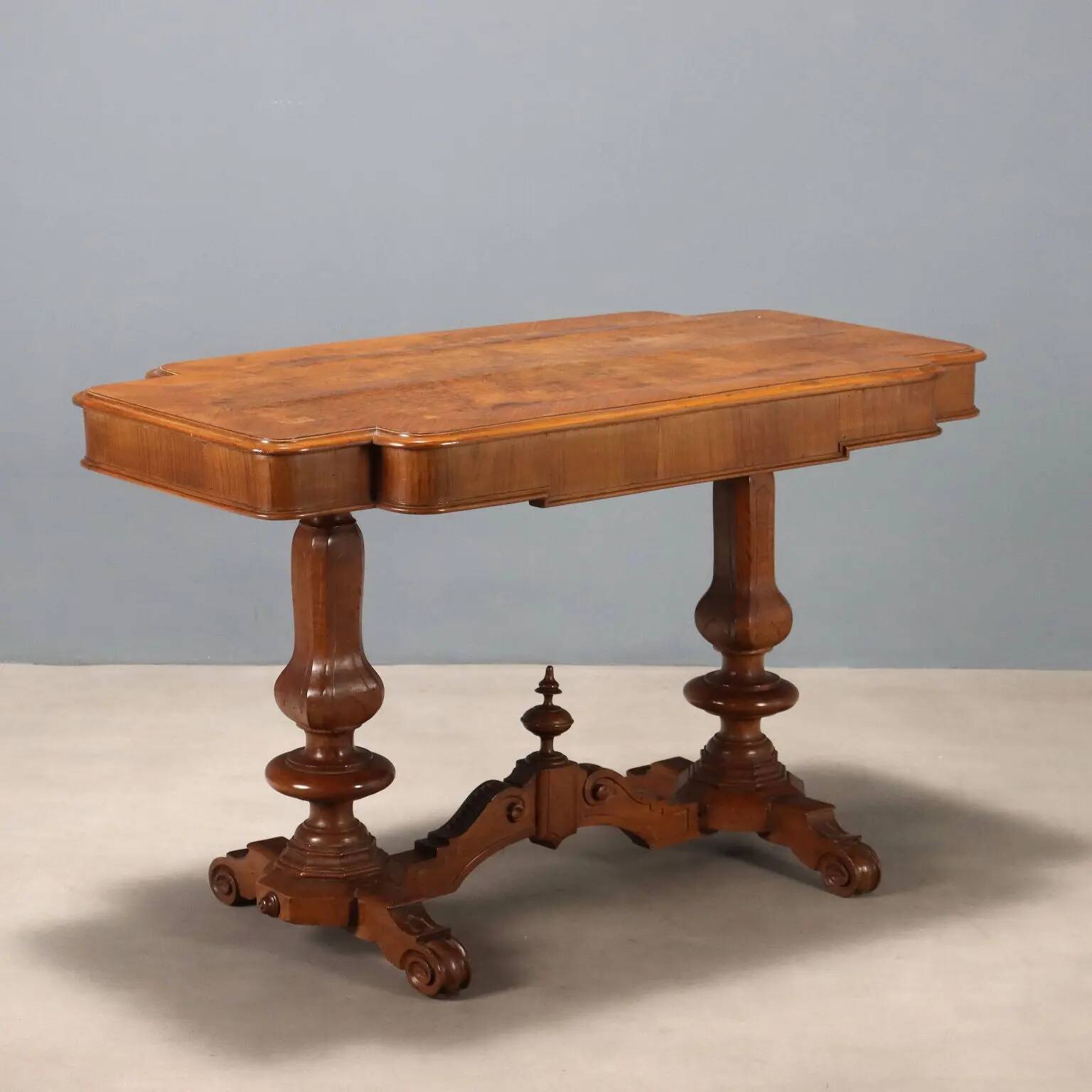 Small antique Umbertino table in walnut, Italy, 19th century.