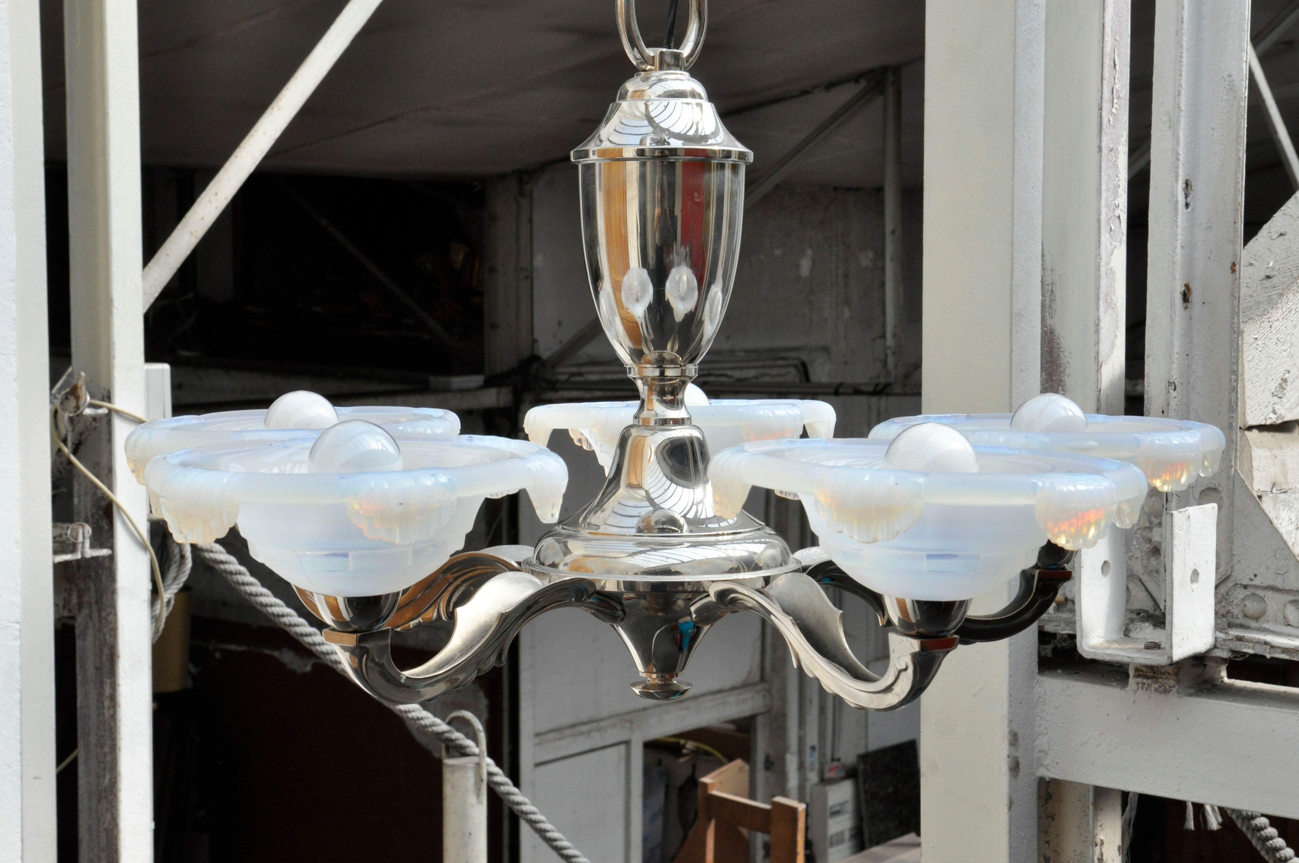 Opalescent chandelier in chrome metal