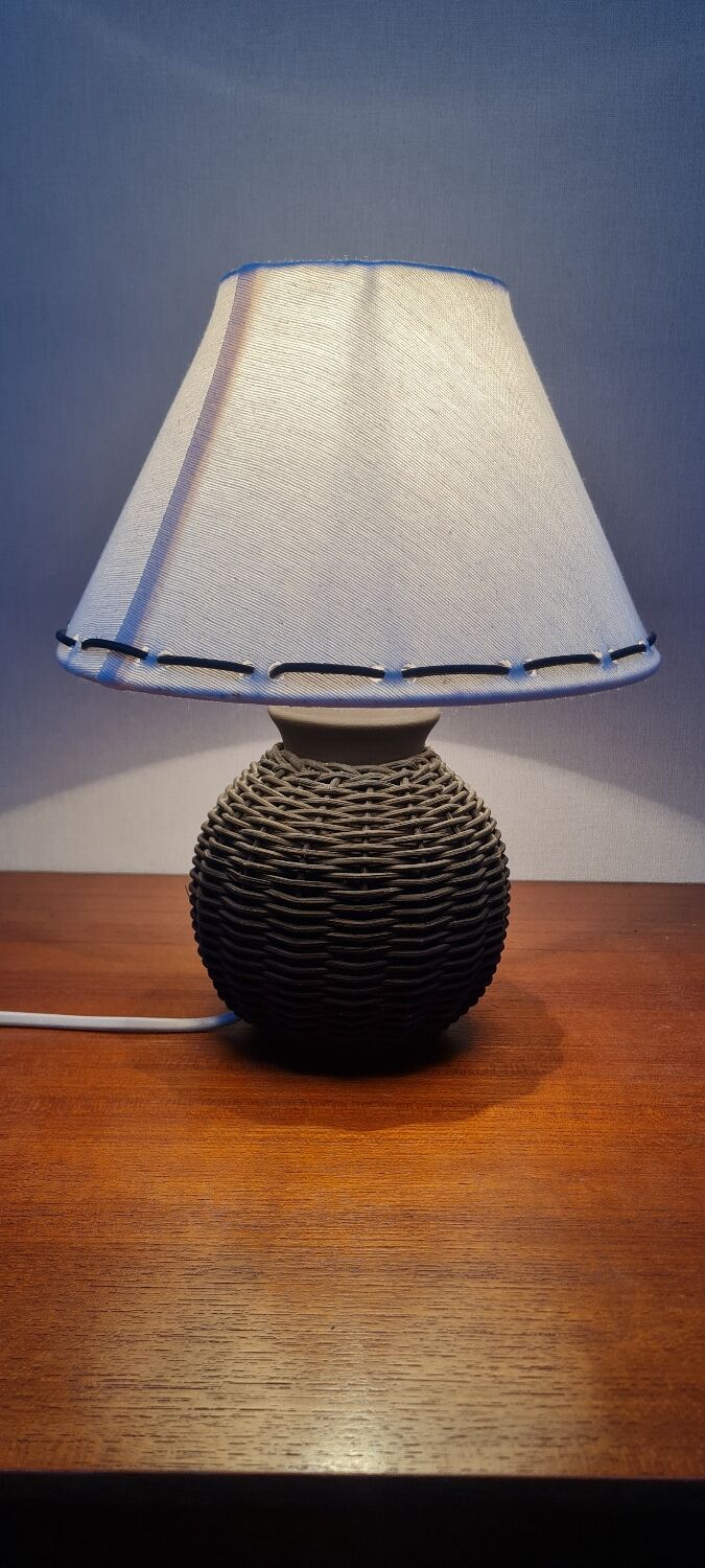 Wicker table lamp