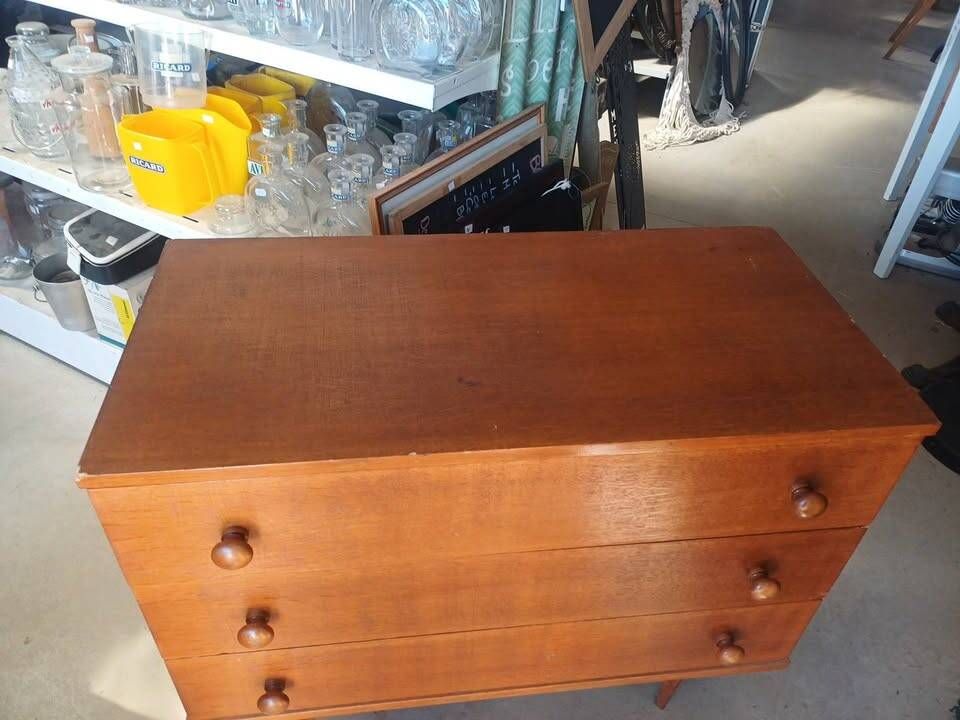 Vintage chest of drawers with tapered legs