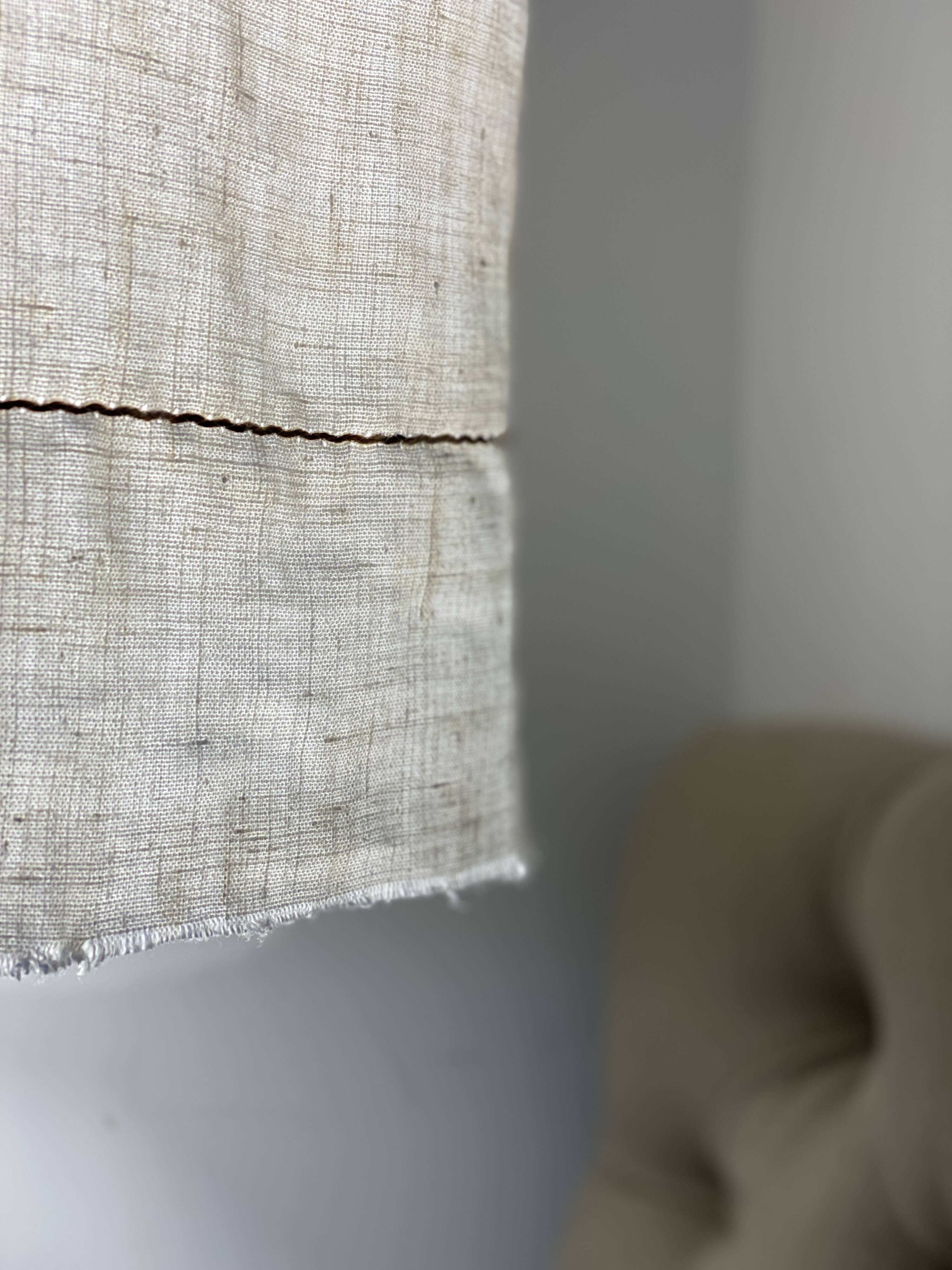 Old linen curtain suspension