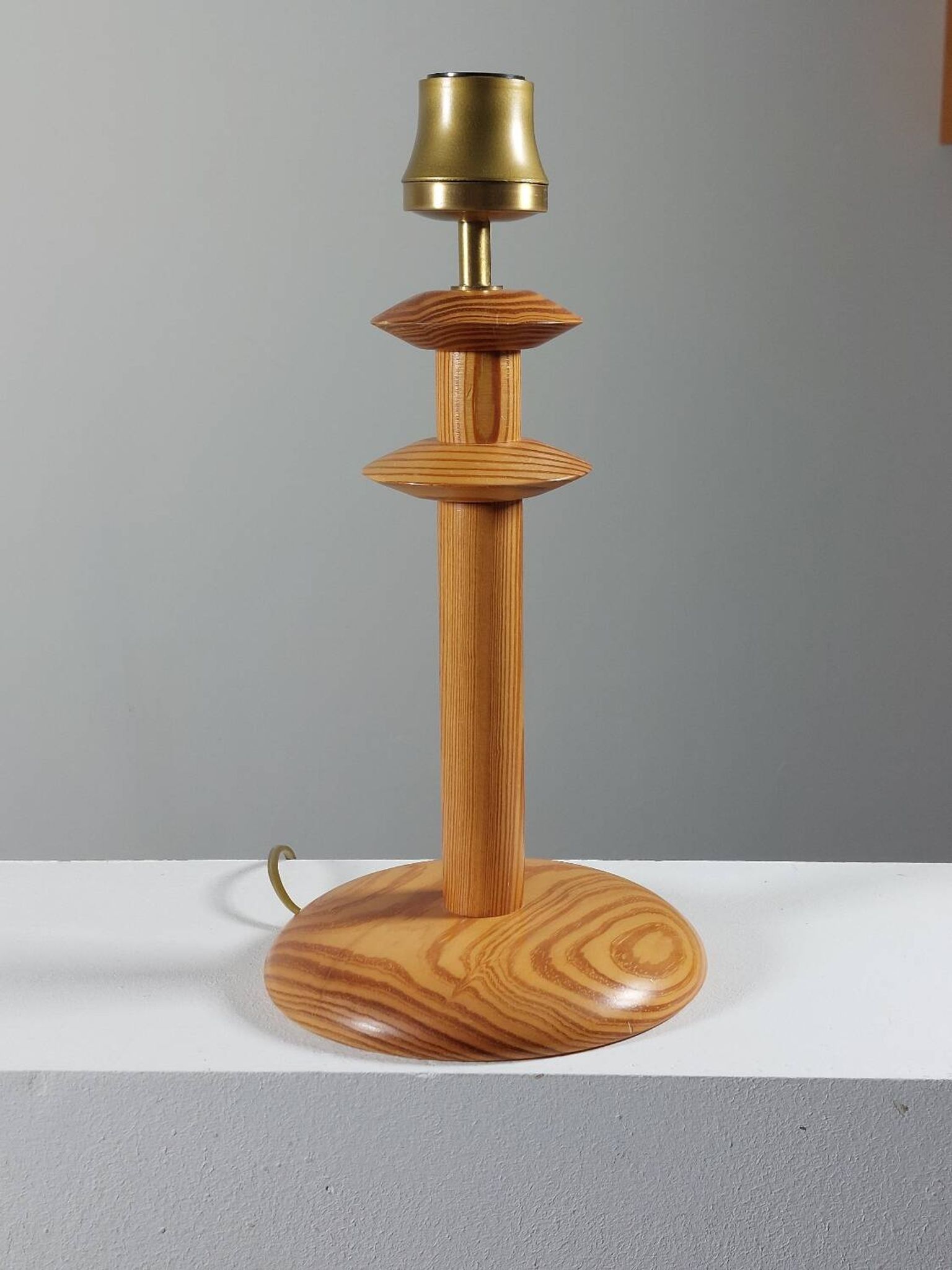 Lampe de table en bois de pin postmoderne vintage des années 80