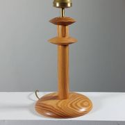 Lampe de table en bois de pin postmoderne vintage des années 80