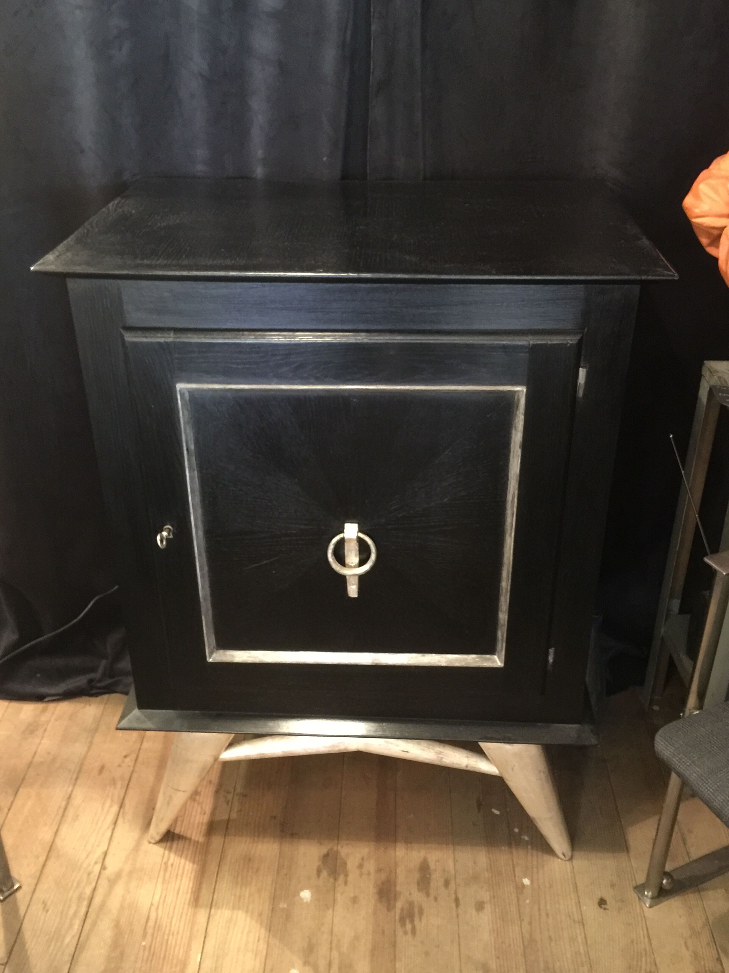 Furniture at the height of support of the 1940s