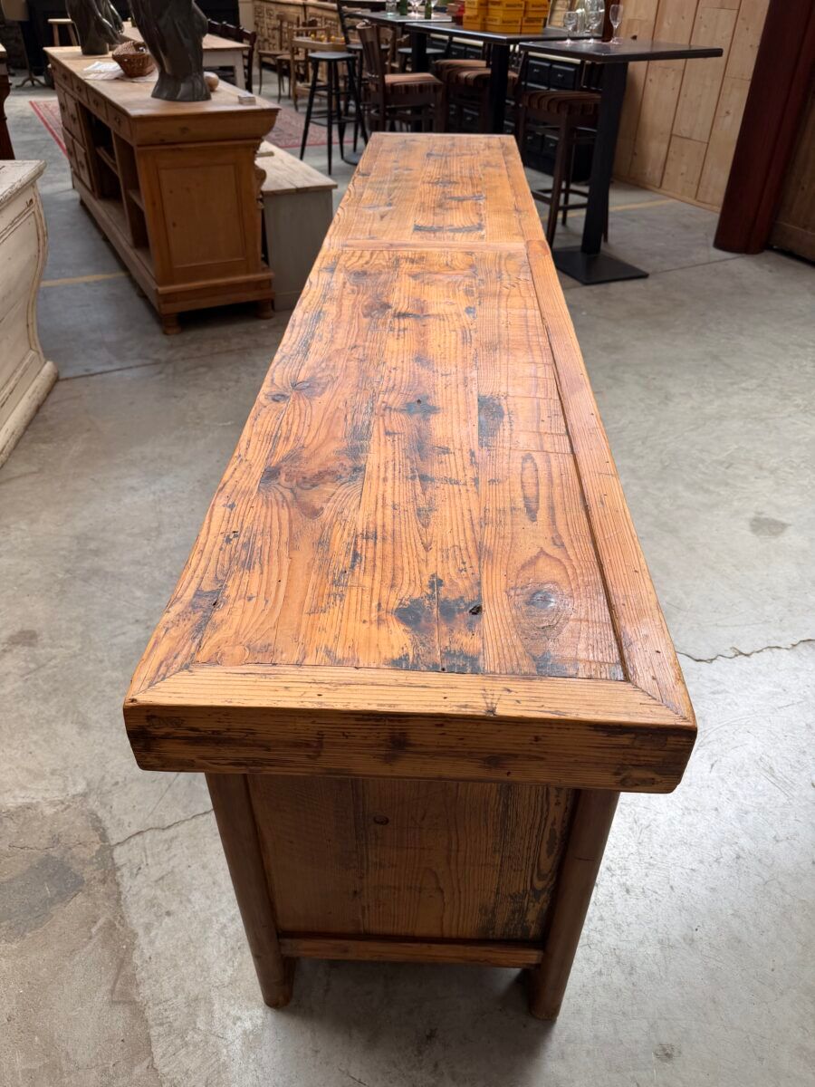 Buffet brutaliste en vieux sapin