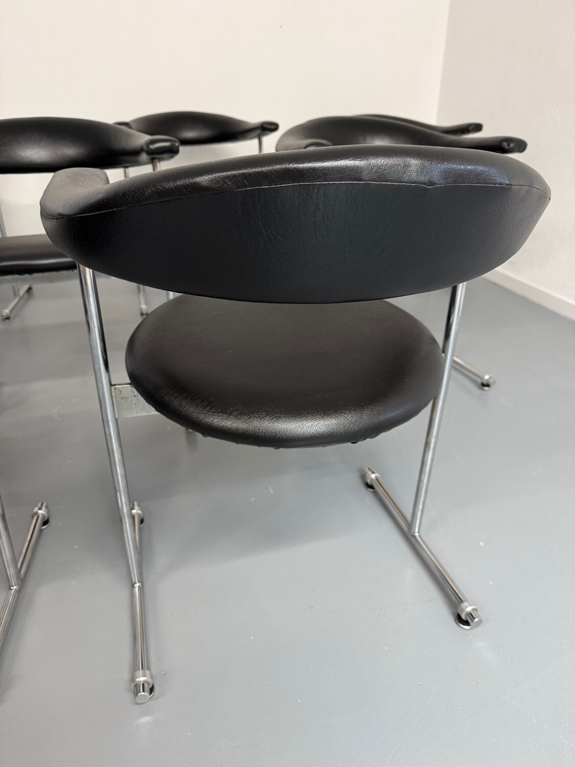 8 Airport Chairs Model 037 designed by Hans Kaufeld / Geoffrey Harcourt