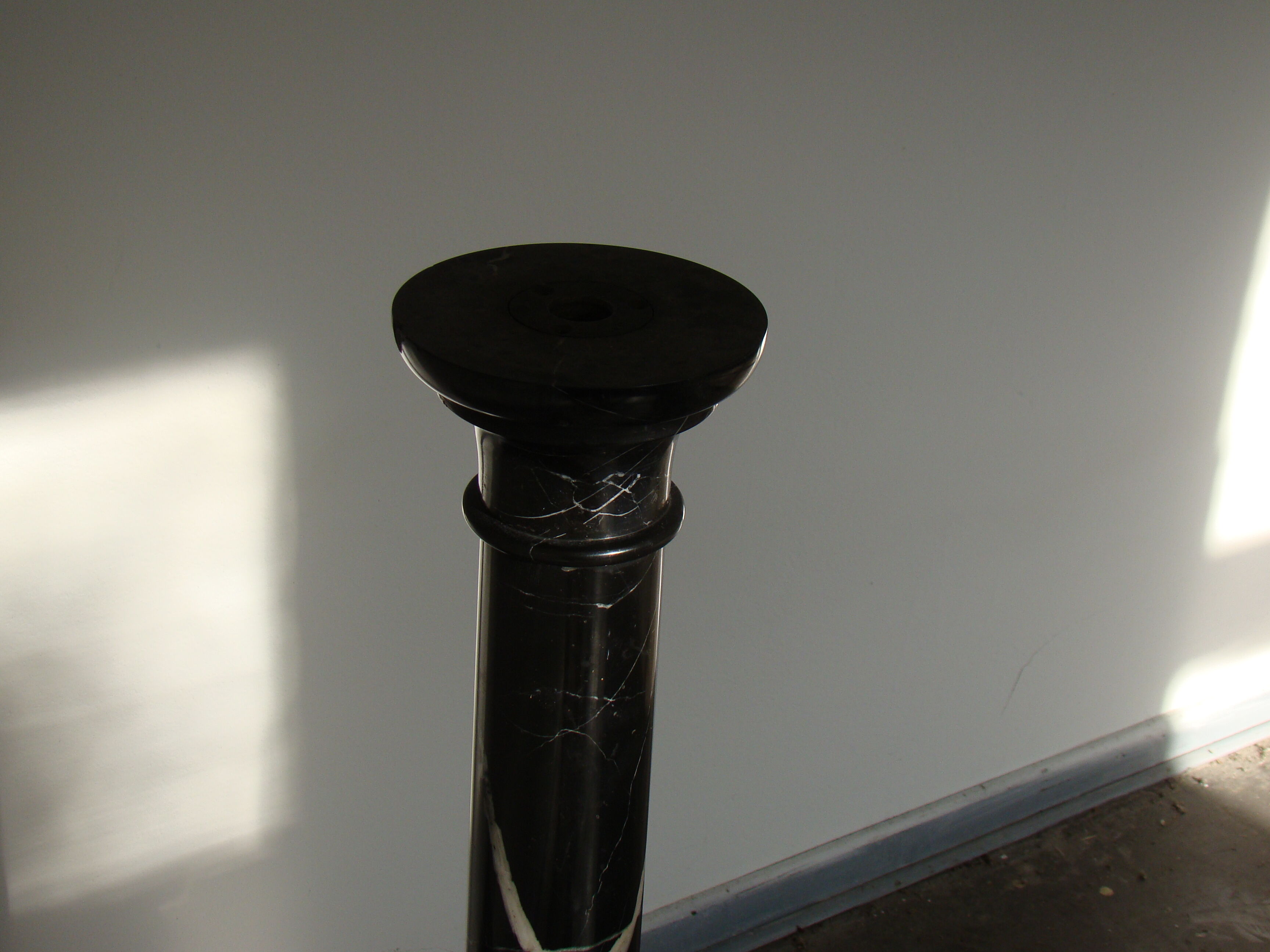 Pilier ou colonne en marbre noir