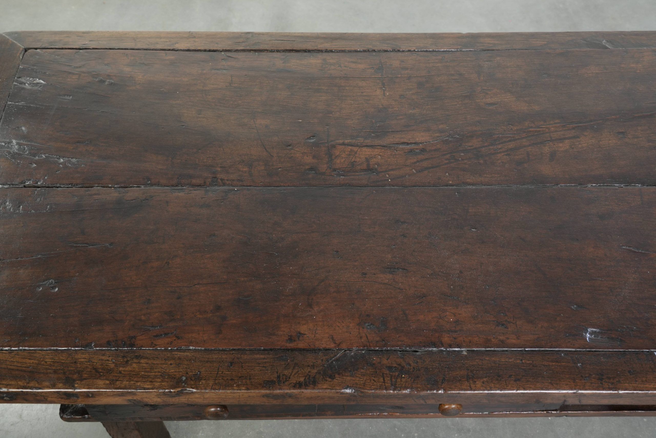 Table basse en bois de châtaignier du XVIIIe siècle d'Europe du Sud