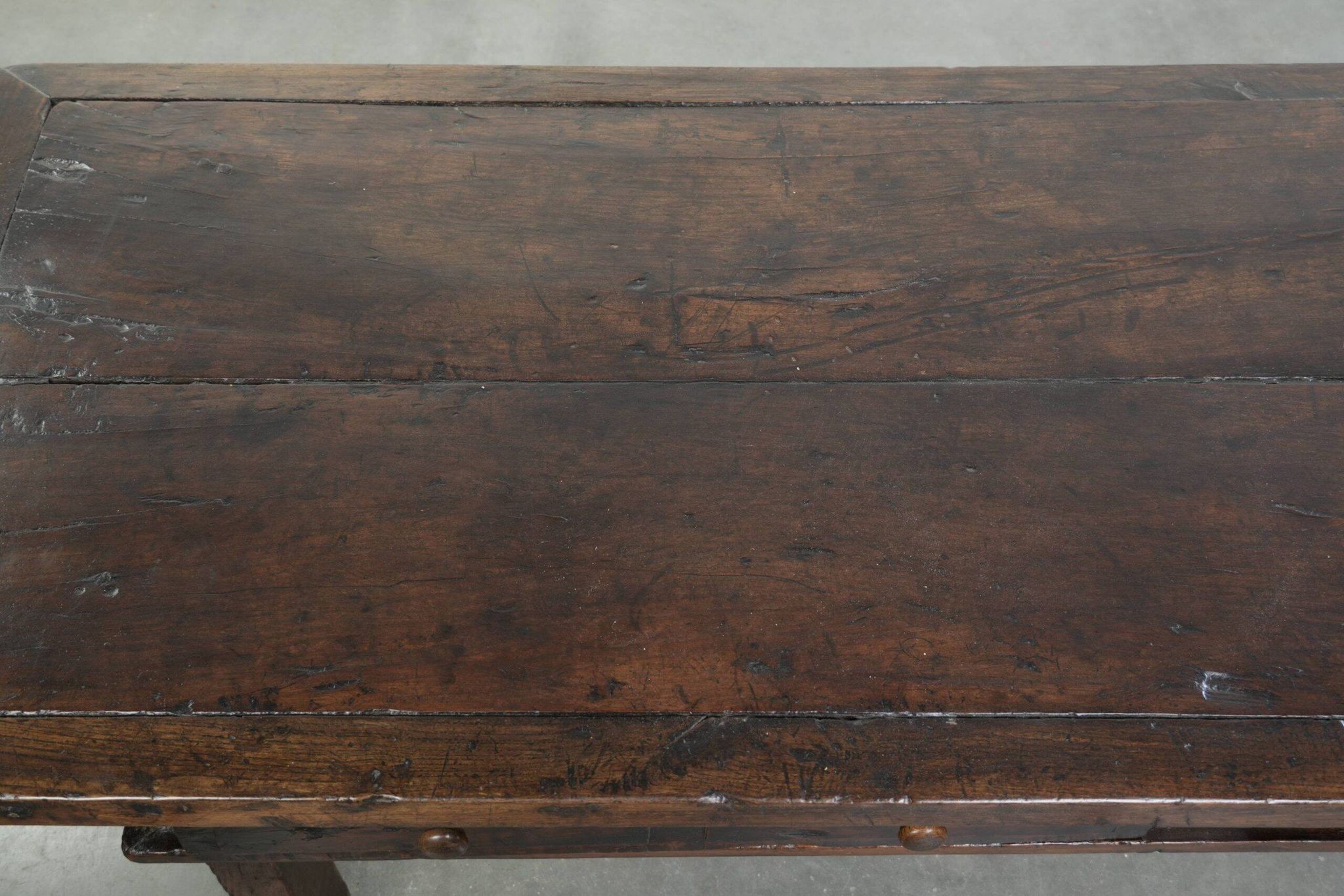 Table basse en bois de châtaignier du XVIIIe siècle d'Europe du Sud