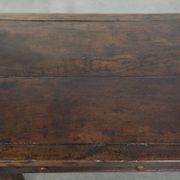 Table basse en bois de châtaignier du XVIIIe siècle d'Europe du Sud