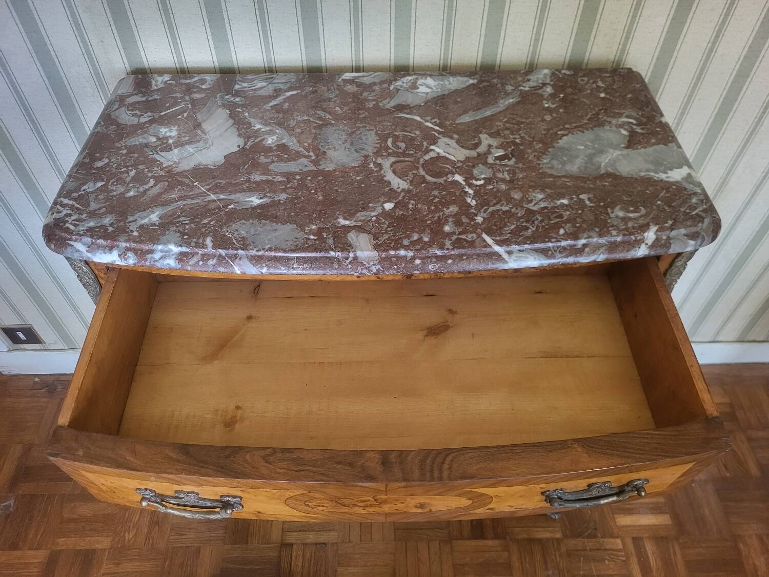 Chest of drawers with 4 drawers in Louis XV style