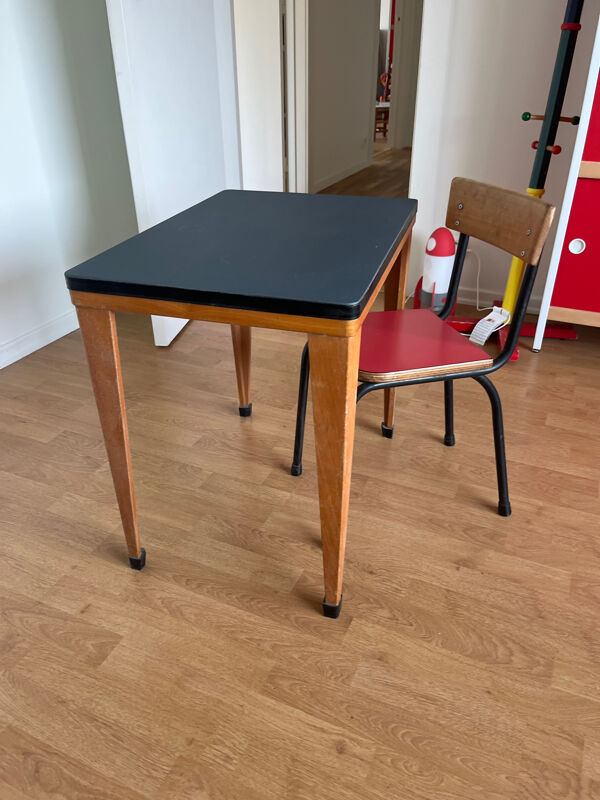 Bureau d’enfant vintage années 60 avec chaise d’école