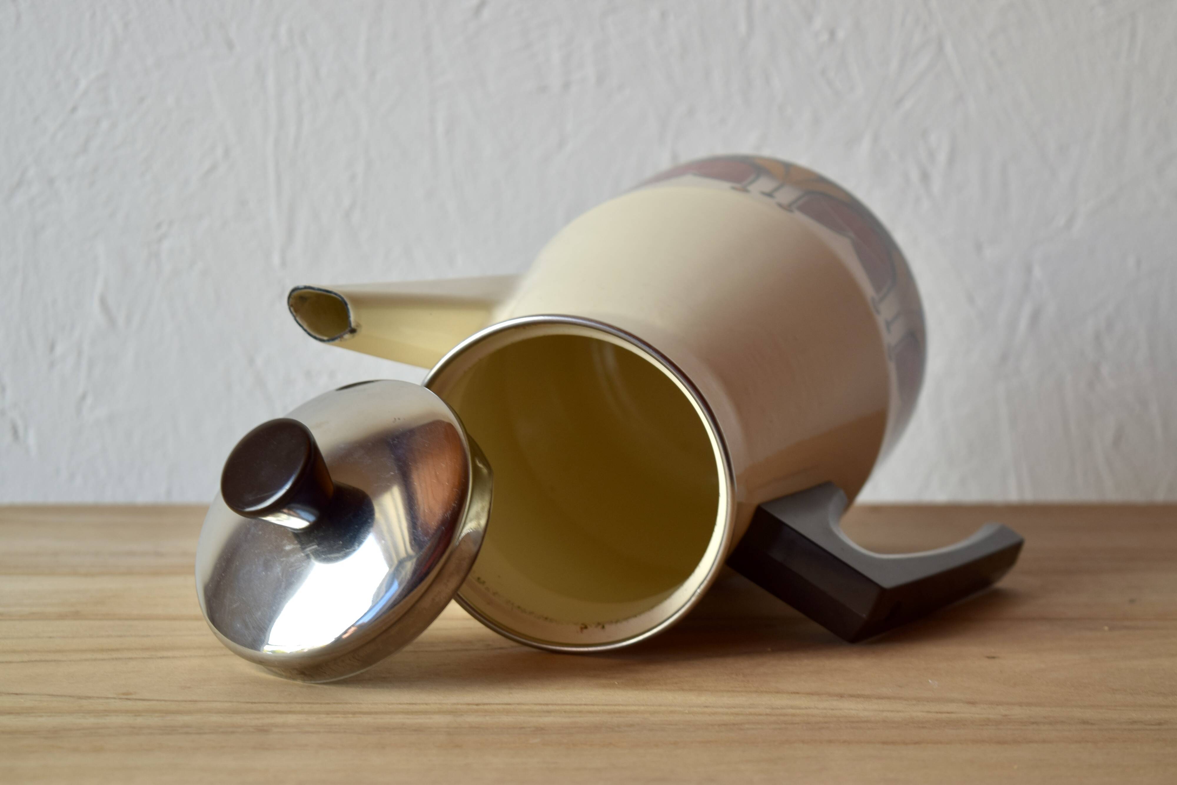 Vintage enameled metal and Bakelite coffee maker - 1960s