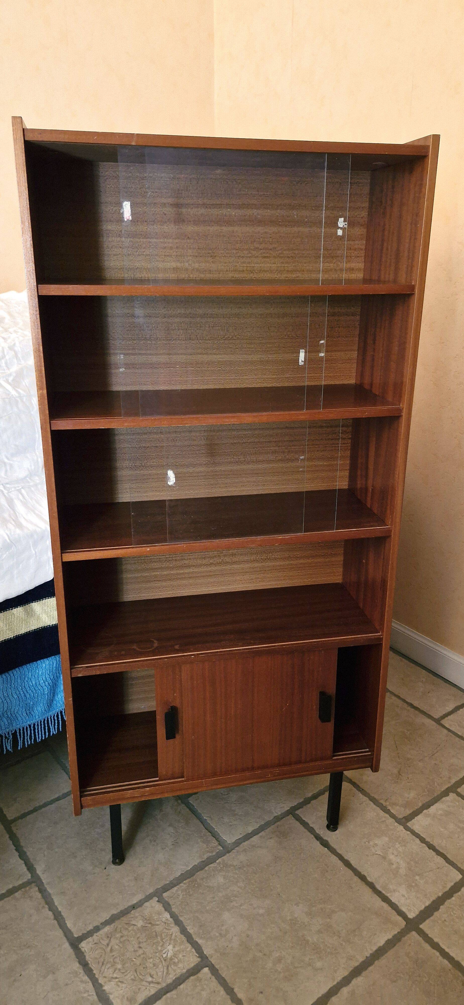 Vintage: Wooden display cabinet with 5 shelves, 4 metal legs.