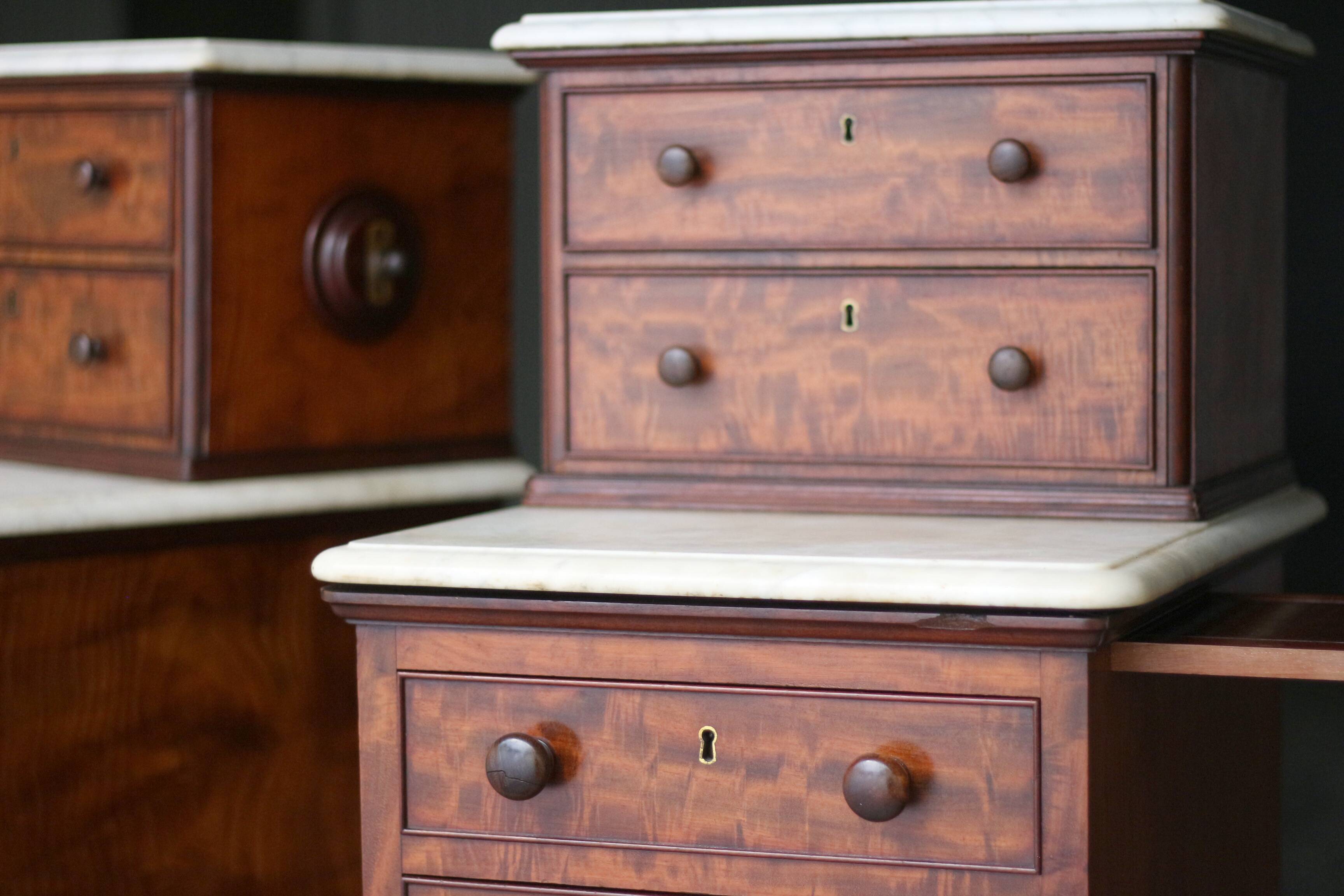 Exceptional: pair of Gillows of Lancaster chiffoniers (circa 1830)