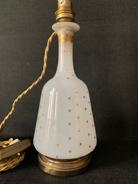 Lampe Napoléon III en opaline blanche aux étoiles dorées