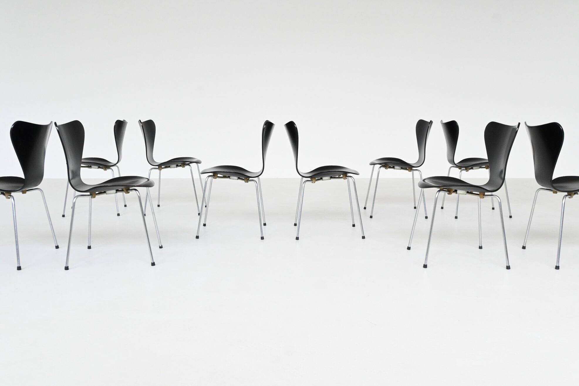 Arne Jacobsen 3107 'Butterfly' dining chairs Fritz  Hansen Denmark 1967