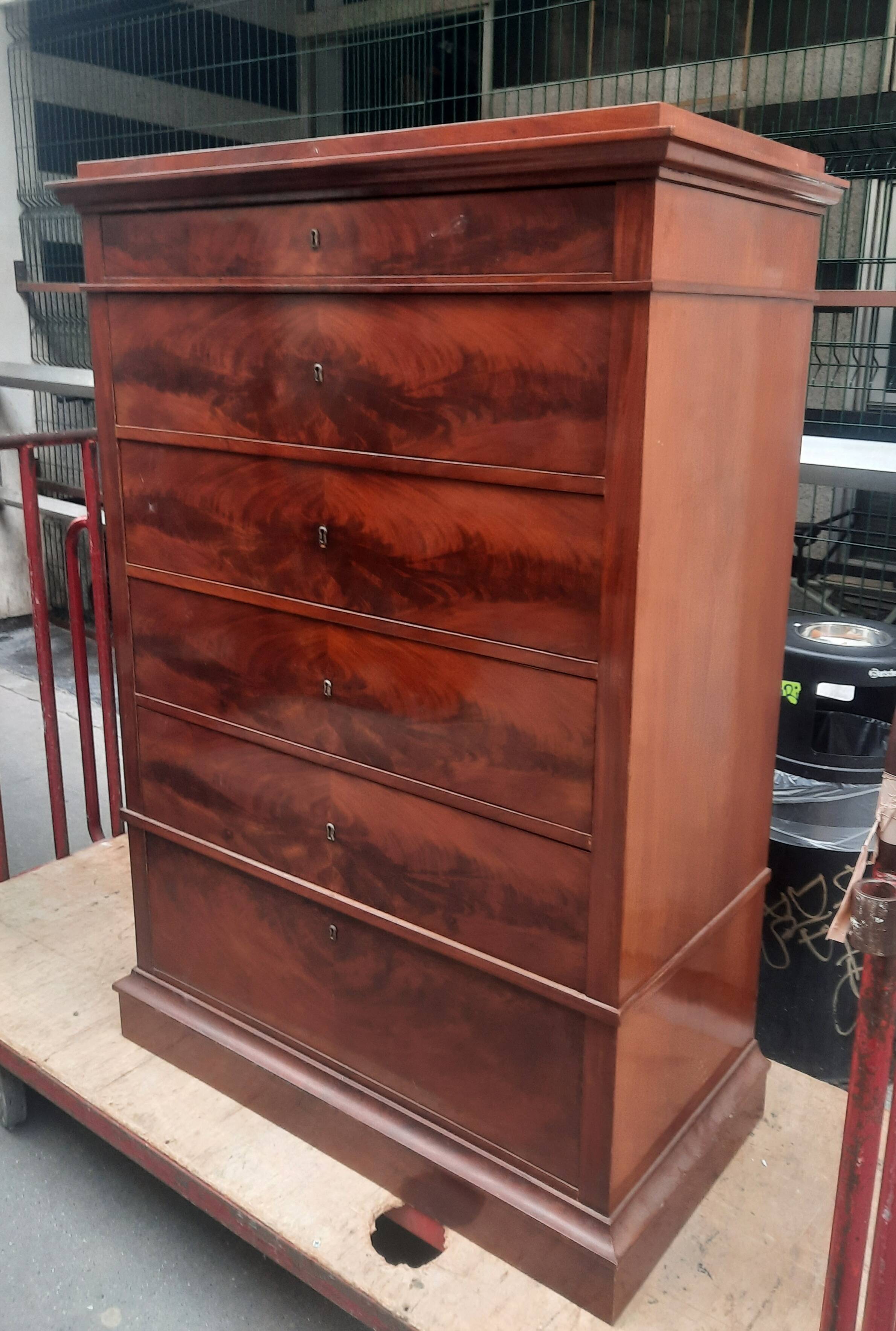Flamed mahogany chest of drawers with 6 drawers