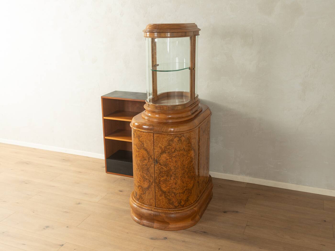 Vitrine Art Déco unique des années 1930 avec étagère ouverte des années 1960.