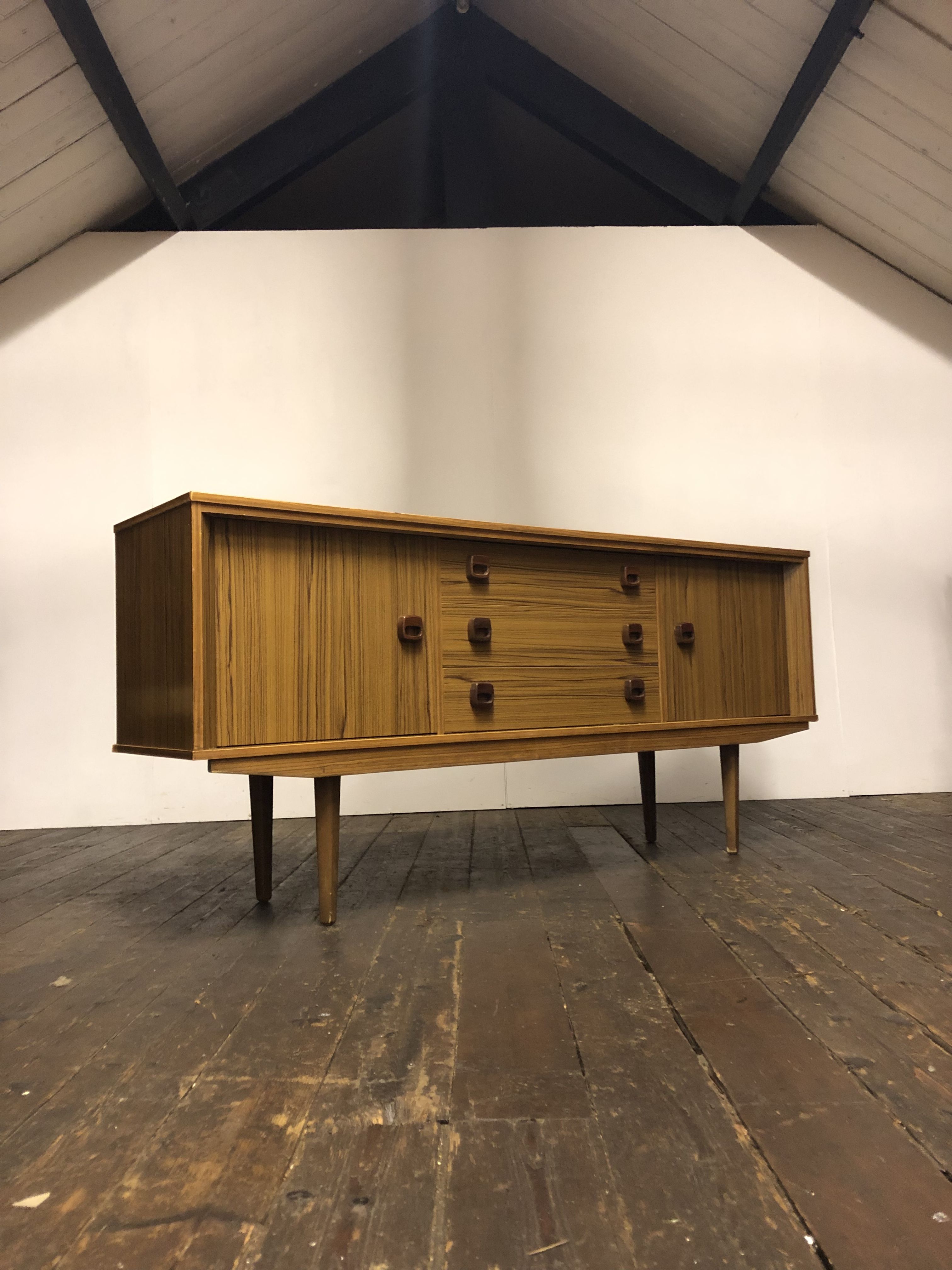 Vieille buffet milieu du siecle en teck design scandinave danois des années 70