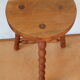 Tabouret tripode pieds perlés