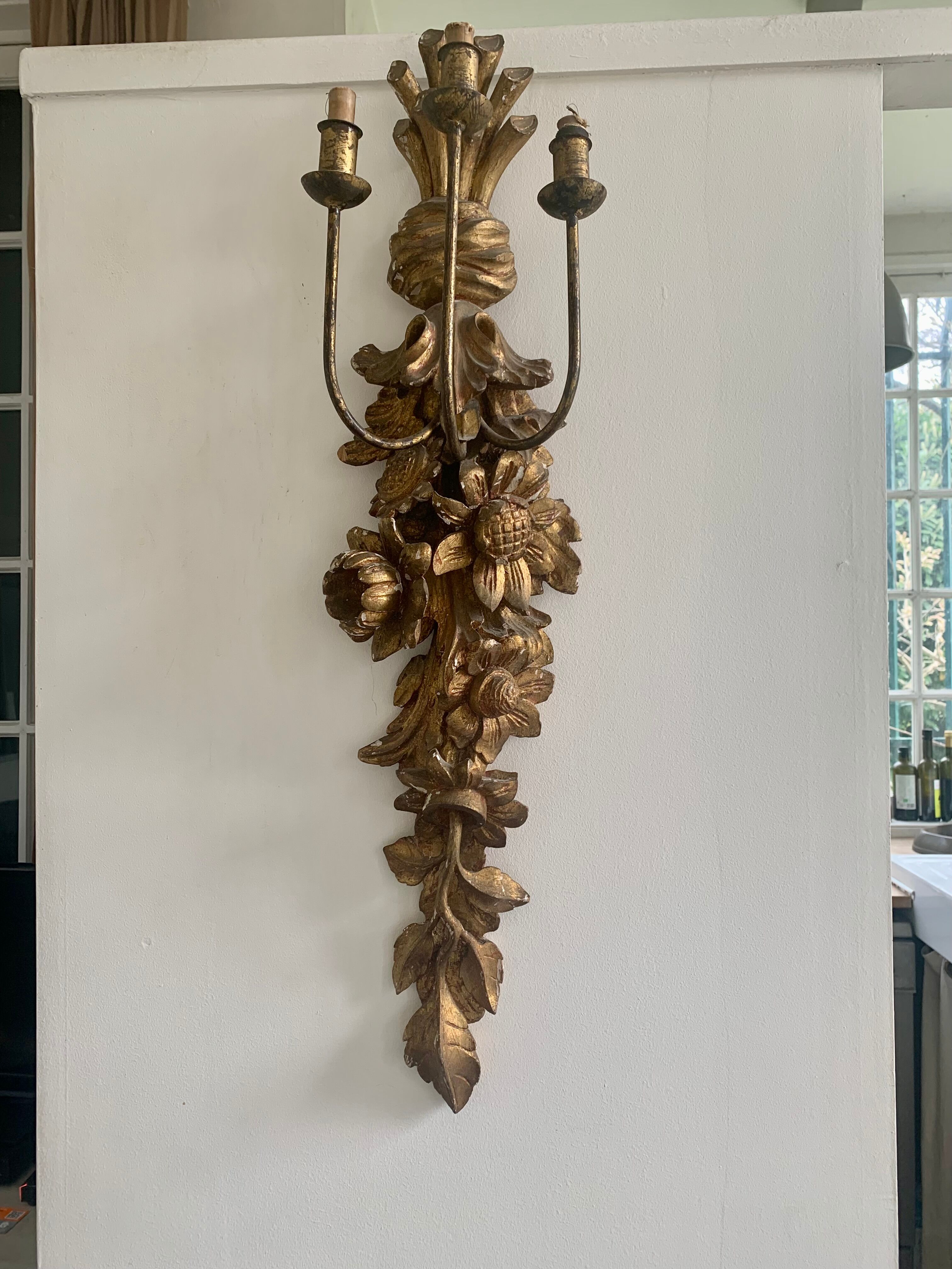 Carved wall lamp in wood of the seventeenth century
