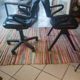 Deux fauteuils cuir noir