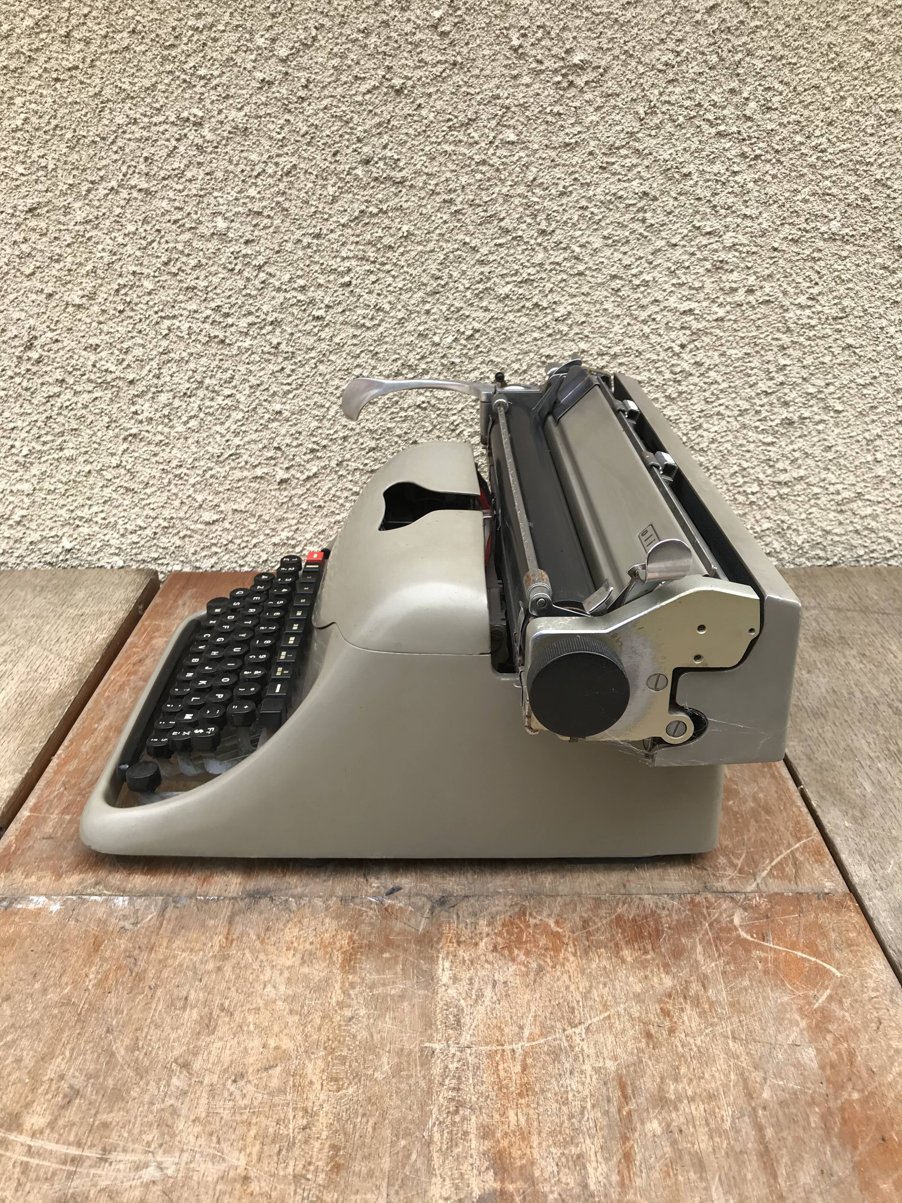 Machine à ecrire Olivetti Lexikon 80 métal gris avec housse vintage
