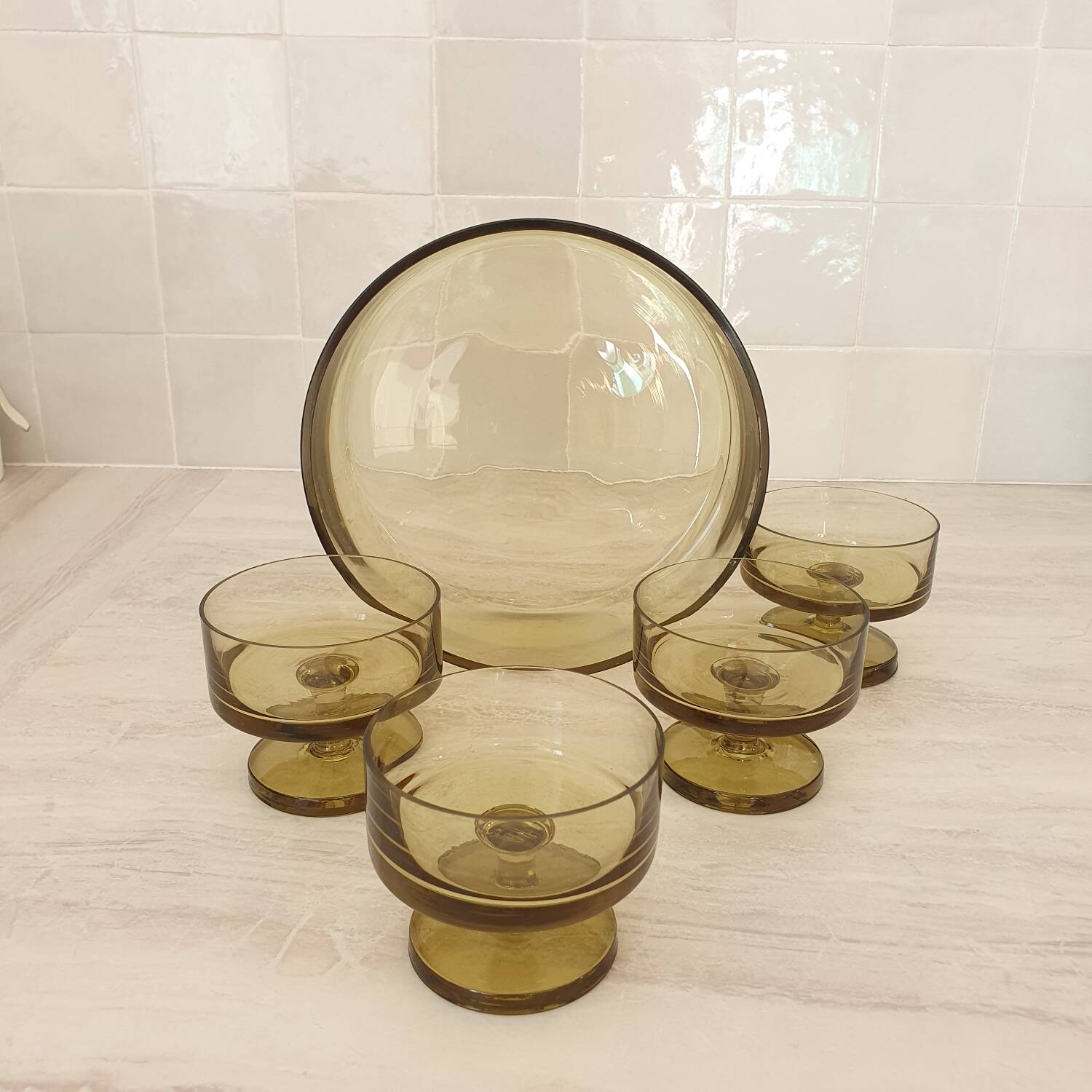 Salad bowl and its 4 fruit bowls in green glass