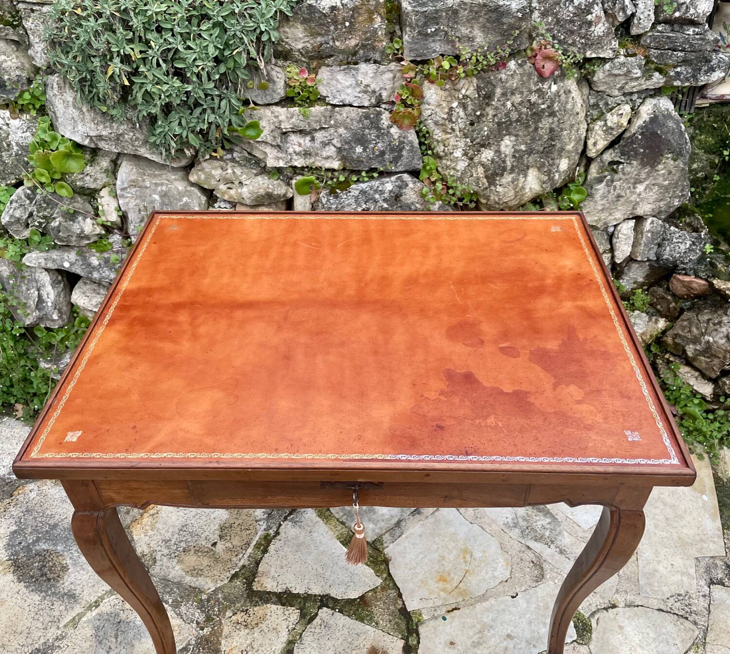 Petite table bureau dite à plateau « Cabaret » en noyer d’époque Louis XV