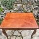 Petite table bureau dite à plateau « Cabaret » en noyer d’époque Louis XV
