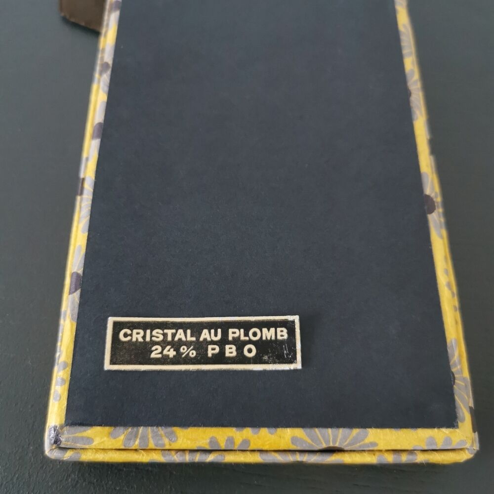 Crystal knife holder