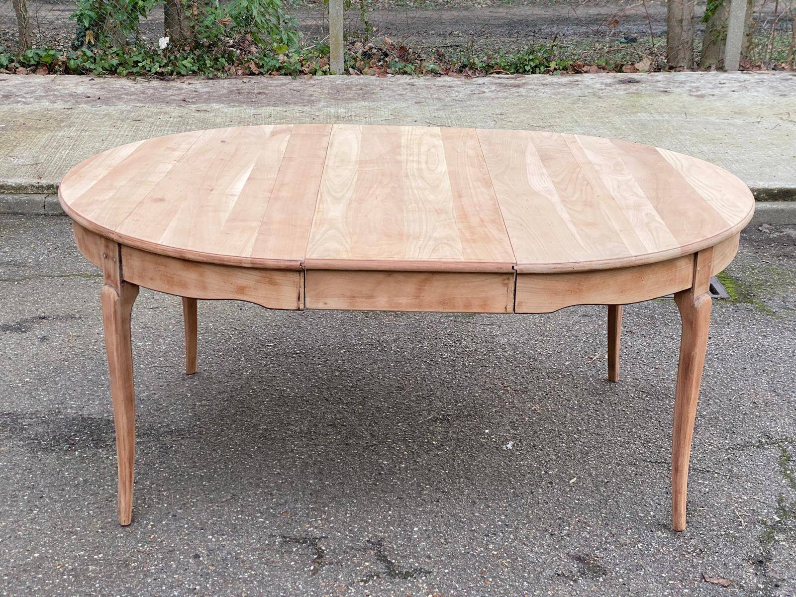 Renovated round dining table in solid wood, Louis XV style from the 19th century.